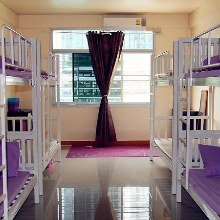 Small Elephant Hostel Бангкок Екстер'єр фото