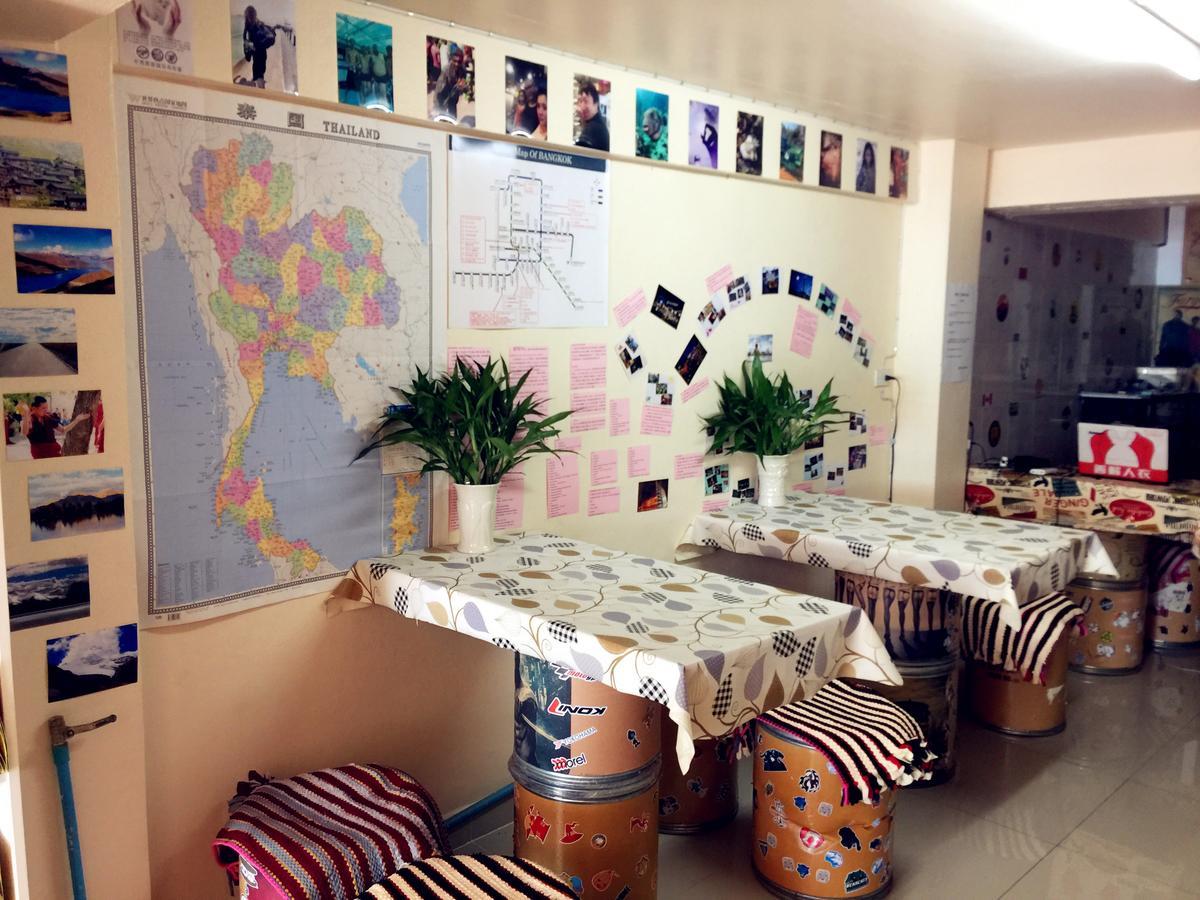 Small Elephant Hostel Бангкок Екстер'єр фото