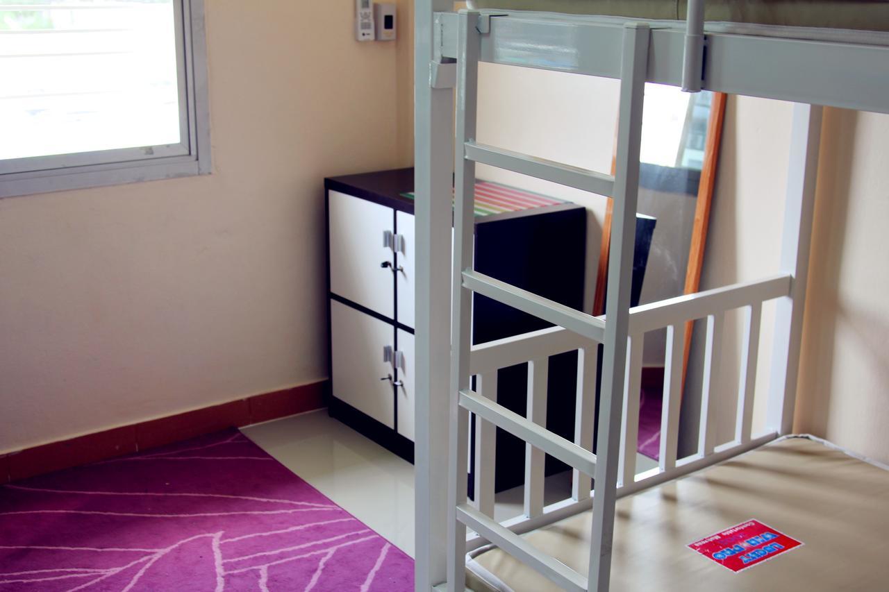 Small Elephant Hostel Бангкок Екстер'єр фото