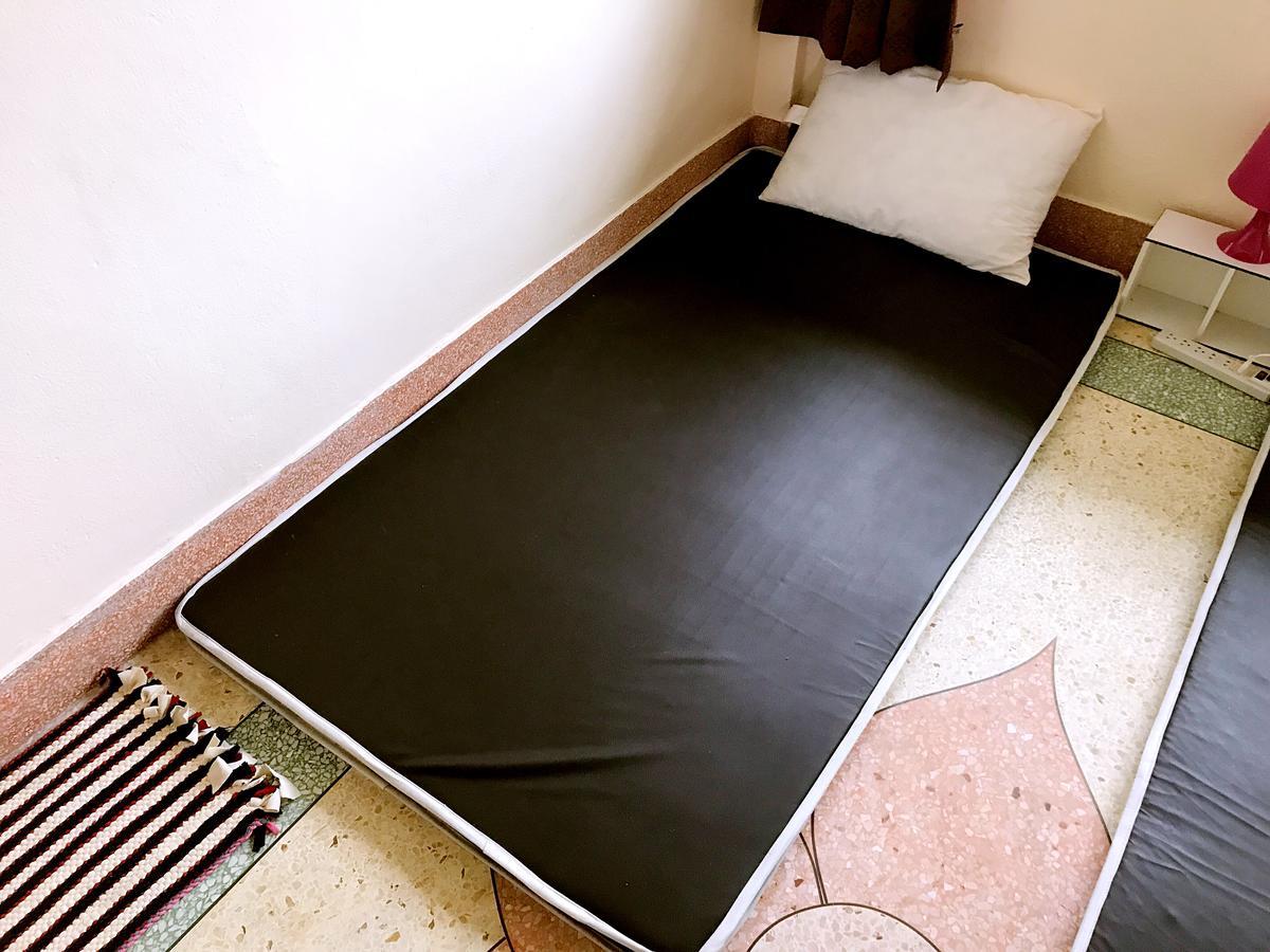 Small Elephant Hostel Бангкок Екстер'єр фото