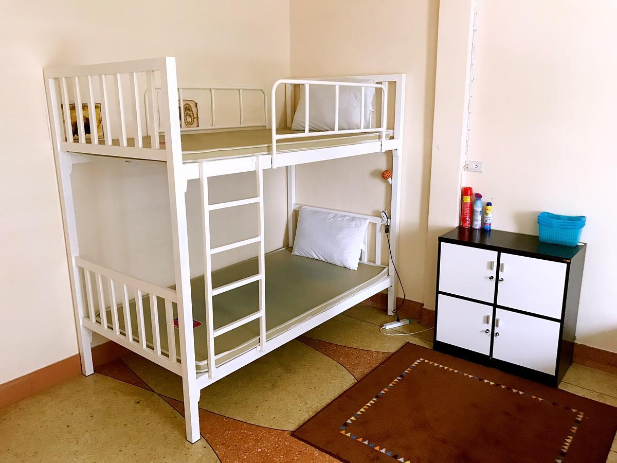Small Elephant Hostel Бангкок Екстер'єр фото